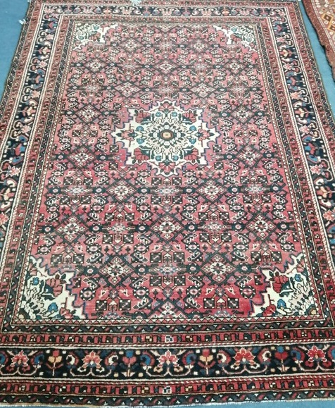 A Hamadan red ground rug 200 x 150cm